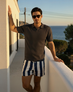 Herren-Polo mit minimalistischem Rippenstrick, vertikalem Strukturmuster und modernem, lockerem Schnitt