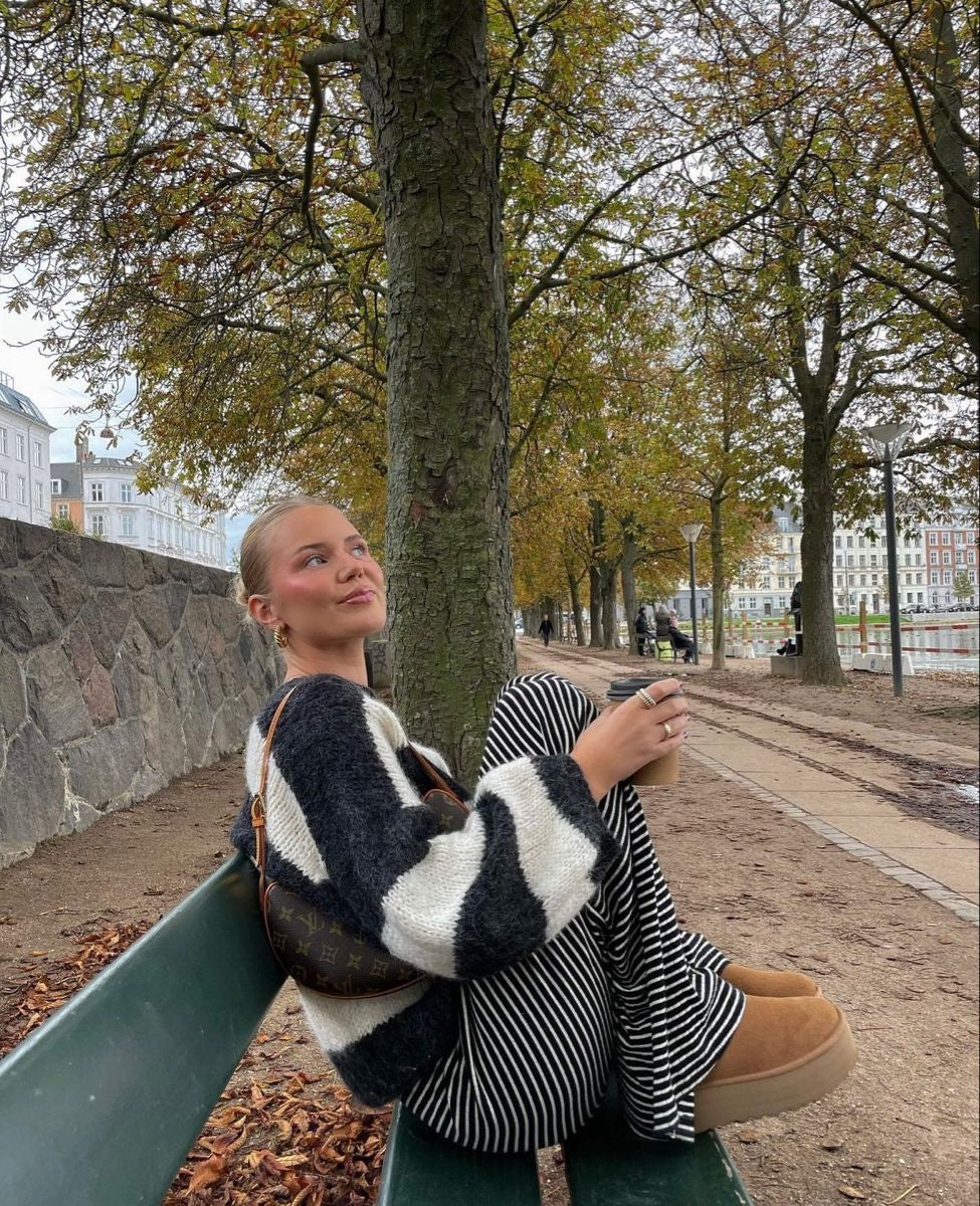 Randiga vida byxor för kvinnor