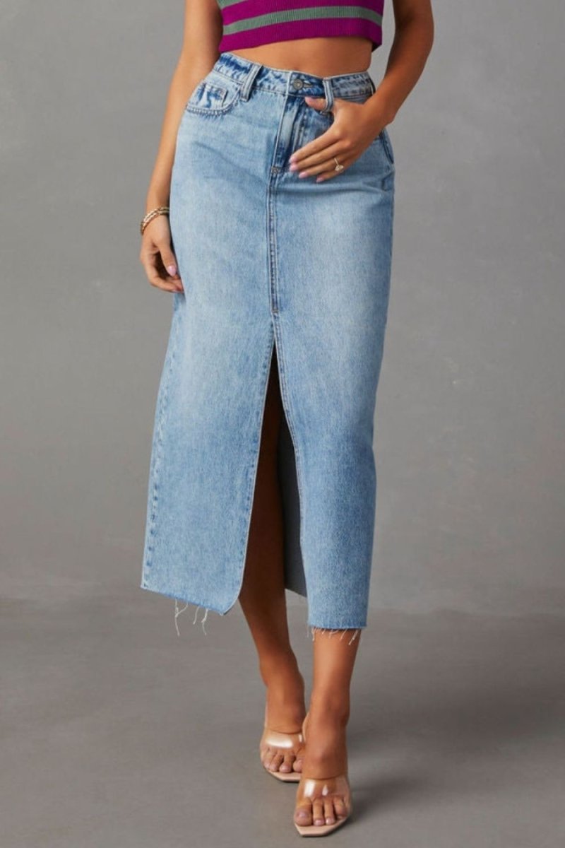 Stylischer Damen-Midirock aus Denim mit Frontschlitz und rohem Saum für moderne, legere und trendige Looks