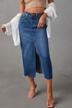 Stylischer Damen-Midirock aus Denim mit Frontschlitz und rohem Saum für moderne, legere und trendige Looks