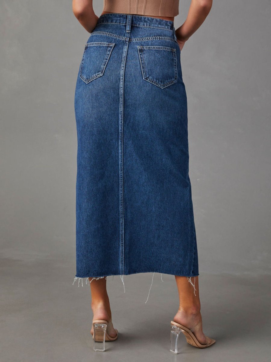 Stylischer Damen-Midirock aus Denim mit Frontschlitz und rohem Saum für moderne, legere und trendige Looks