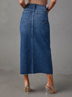 Stylischer Damen-Midirock aus Denim mit Frontschlitz und rohem Saum für moderne, legere und trendige Looks