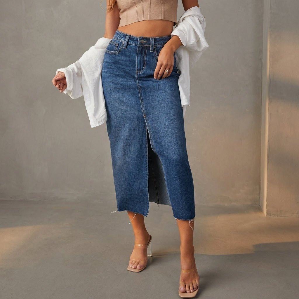 Stylischer Damen-Midirock aus Denim mit Frontschlitz und rohem Saum für moderne, legere und trendige Looks