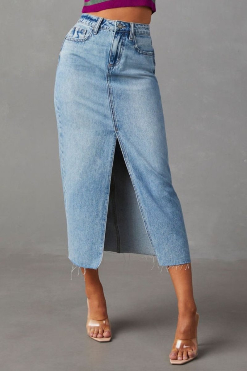 Stylischer Damen-Midirock aus Denim mit Frontschlitz und rohem Saum für moderne, legere und trendige Looks