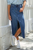 Stylischer Damen-Midirock aus Denim mit Frontschlitz und rohem Saum für moderne, legere und trendige Looks
