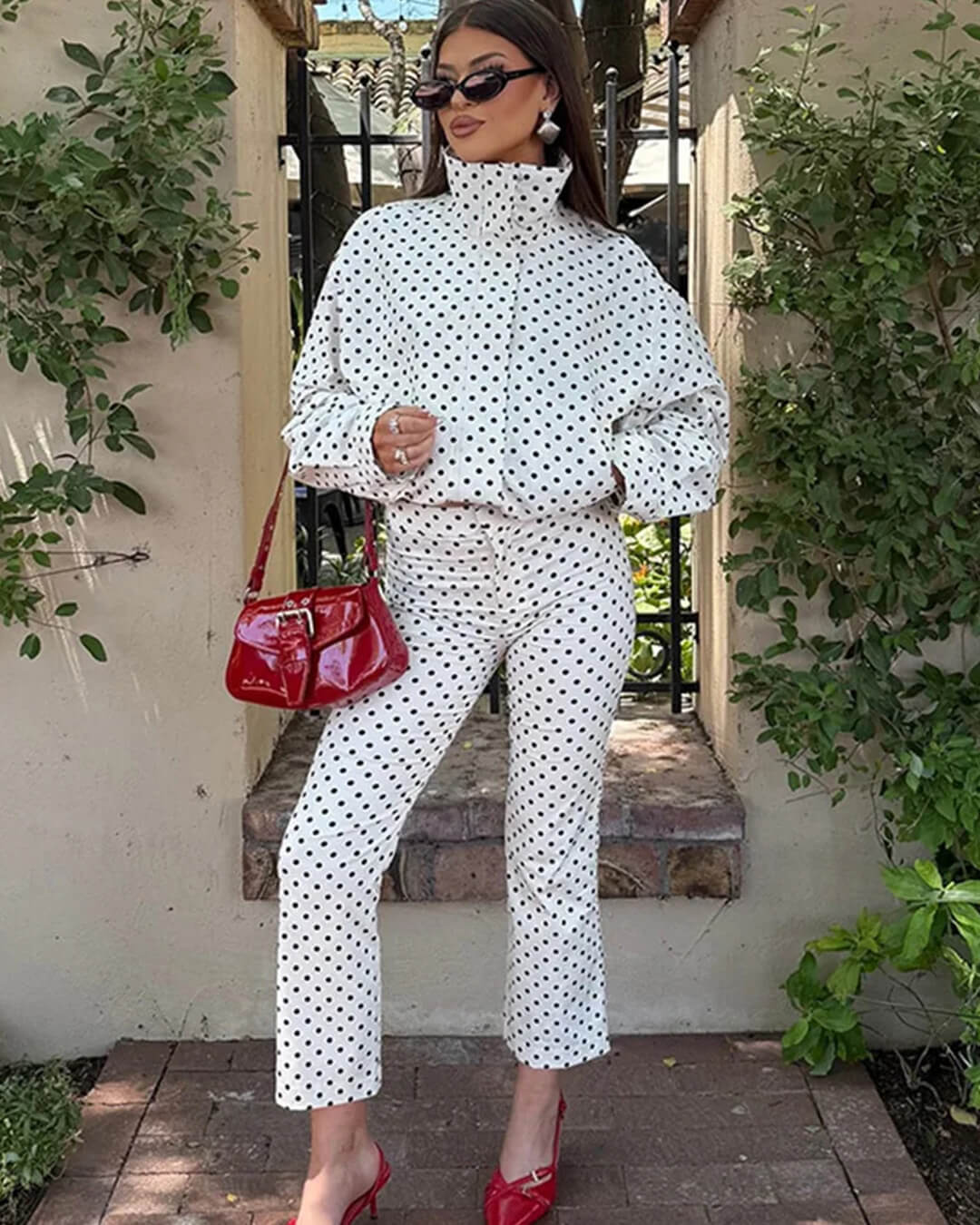 Ensemble femme composé d’une veste à pois et d’un pantalon à jambes larges