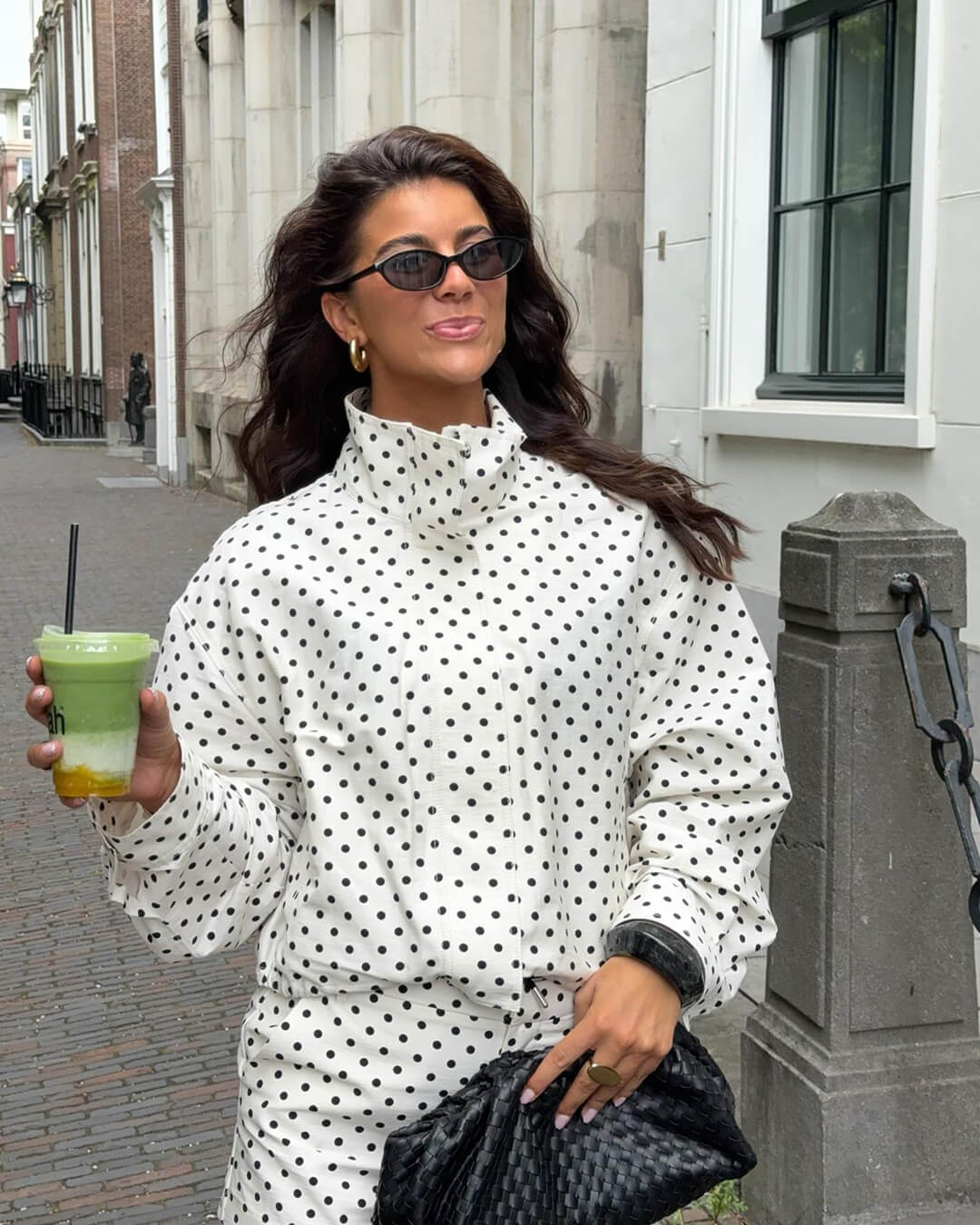 Damen-Set aus Jacke mit Polka-Dots und Hose mit weitem Bein