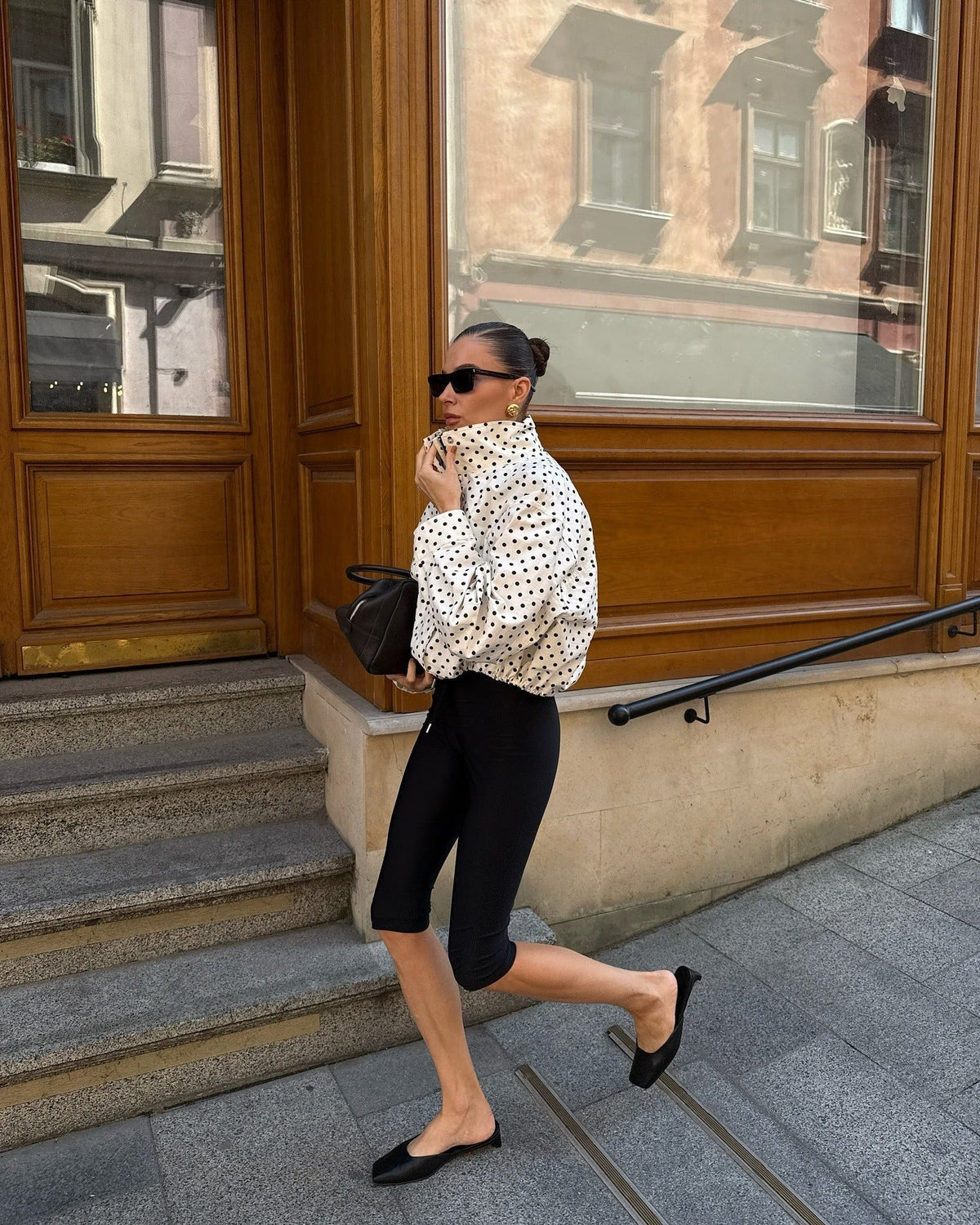 Ensemble femme composé d’une veste à pois et d’un pantalon à jambes larges