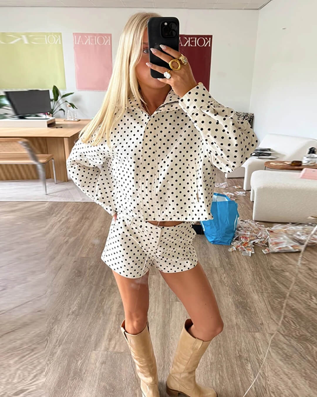 Ensemble femme composé d’une veste à pois et d’un pantalon à jambes larges