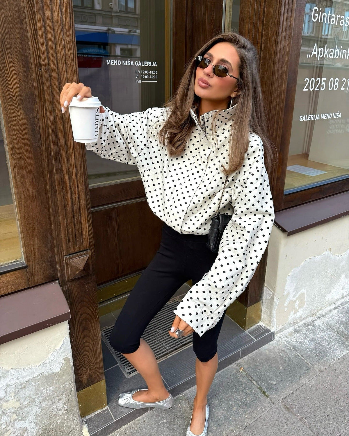 Ensemble femme composé d’une veste à pois et d’un pantalon à jambes larges