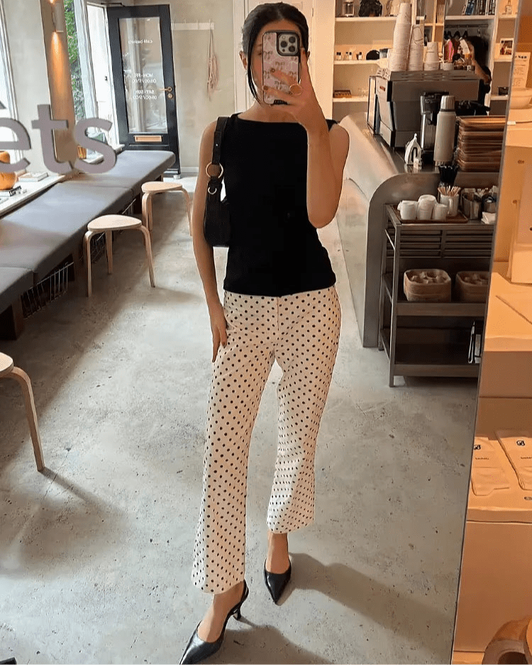 Ensemble femme composé d’une veste à pois et d’un pantalon à jambes larges