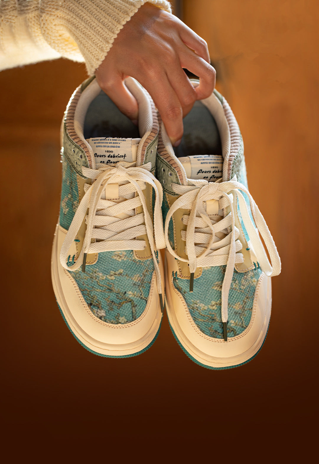 Niedrige Schnürsneaker mit Blumenprint