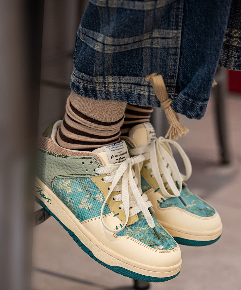 Niedrige Schnürsneaker mit Blumenprint