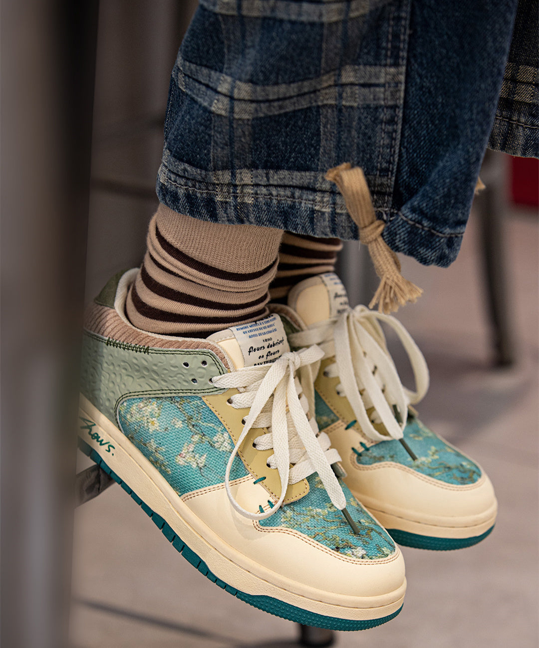 Niedrige Schnürsneaker mit Blumenprint
