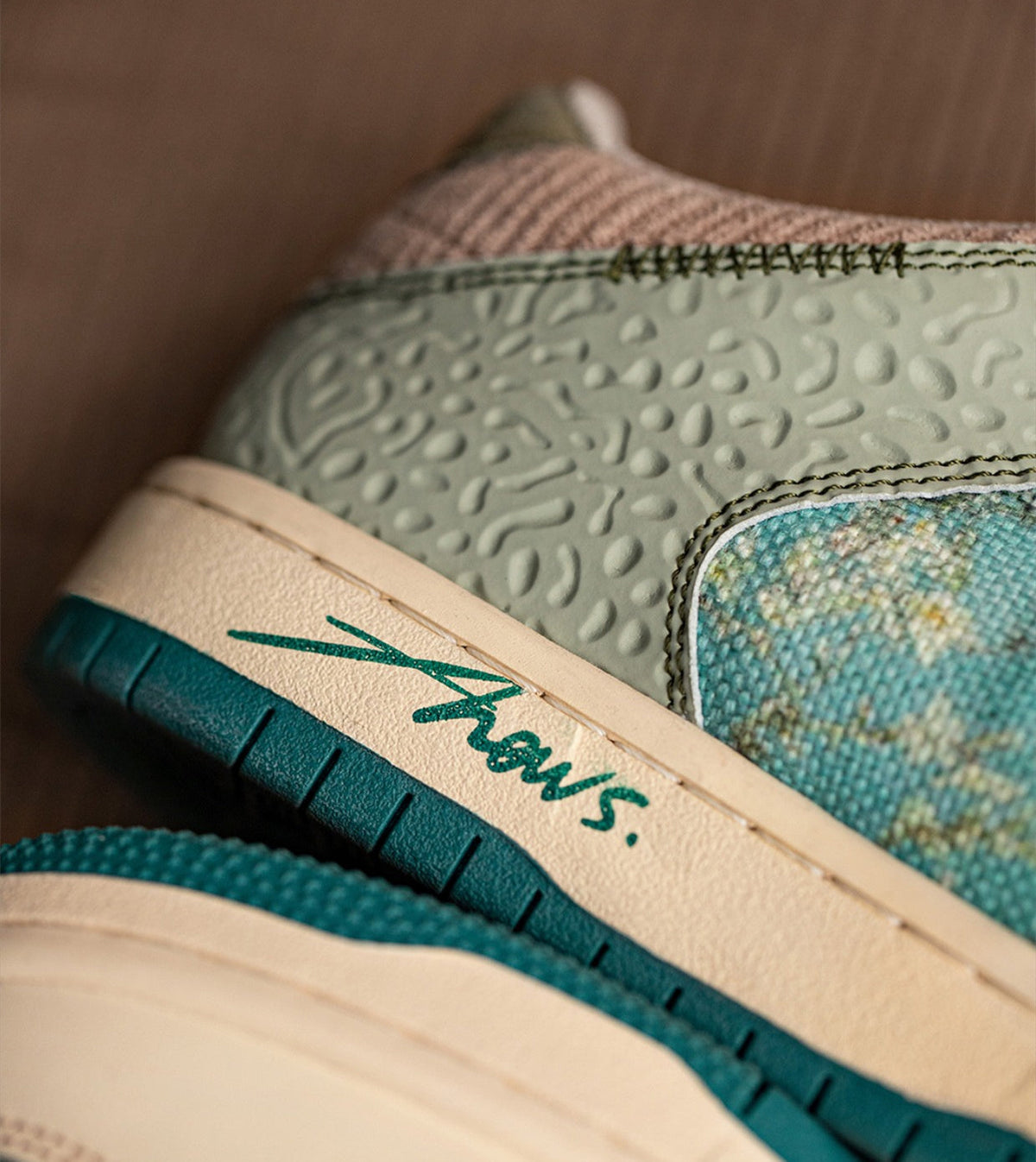 Niedrige Schnürsneaker mit Blumenprint