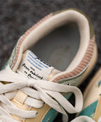 Niedrige Schnürsneaker mit Blumenprint
