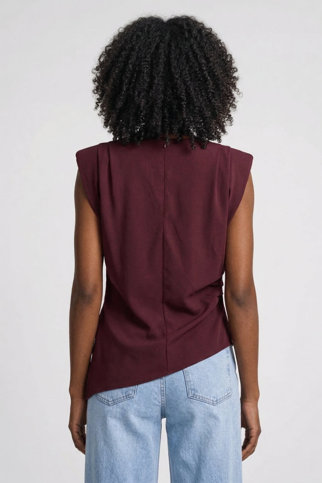 Ärmelloses Damen-Top mit Drapierung und strukturierten Schultern für eleganten Stil