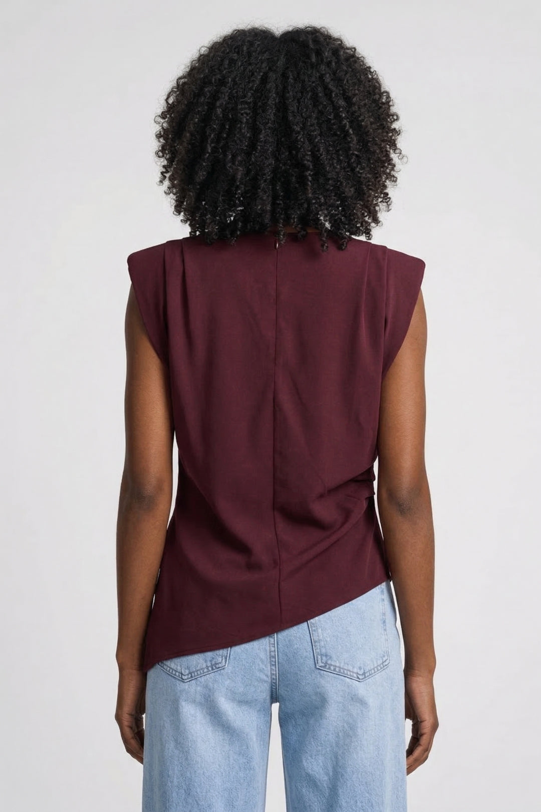 Ärmelloses Damen-Top mit Drapierung und strukturierten Schultern für eleganten Stil