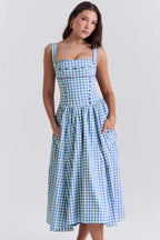 Elegantes Gingham Midikleid mit strukturiertem Oberteil und fließendem Rock