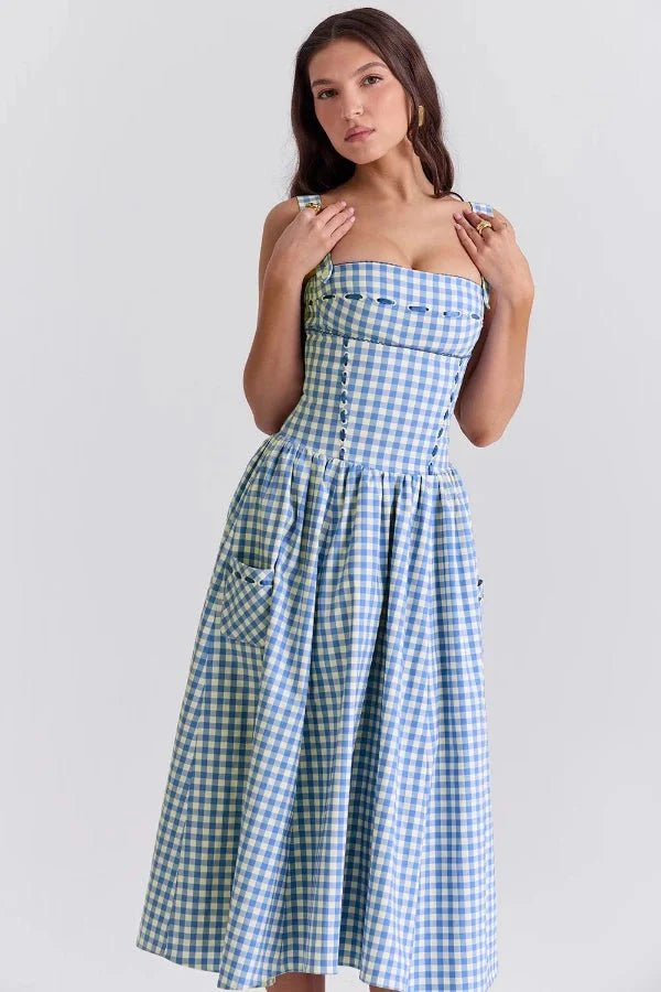 Elegantes Gingham Midikleid mit strukturiertem Oberteil und fließendem Rock