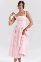 Elegantes Gingham Midikleid mit strukturiertem Oberteil und fließendem Rock
