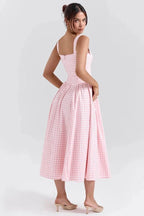 Elegantes Gingham Midikleid mit strukturiertem Oberteil und fließendem Rock