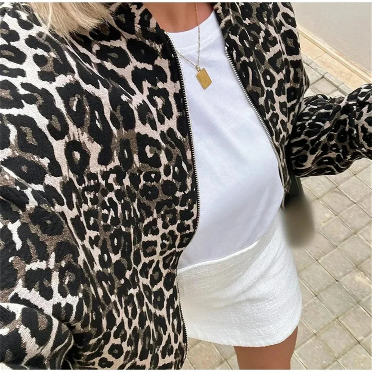 Damen-Bomberjacke mit Leopardenmuster und Reißverschluss vorne