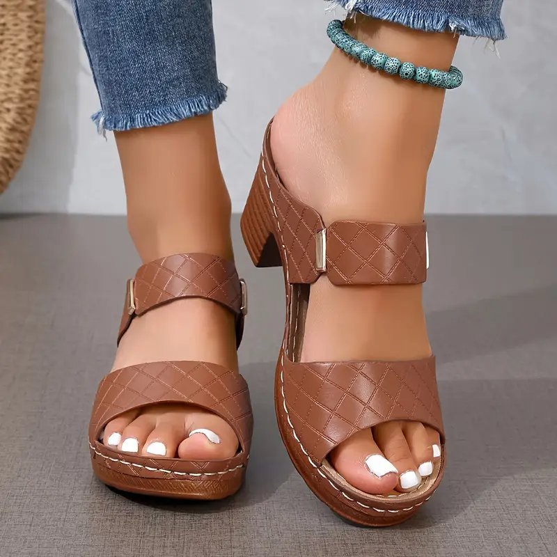 Quiltade slip-in-sandaler för kvinnor med klack i blockmodell