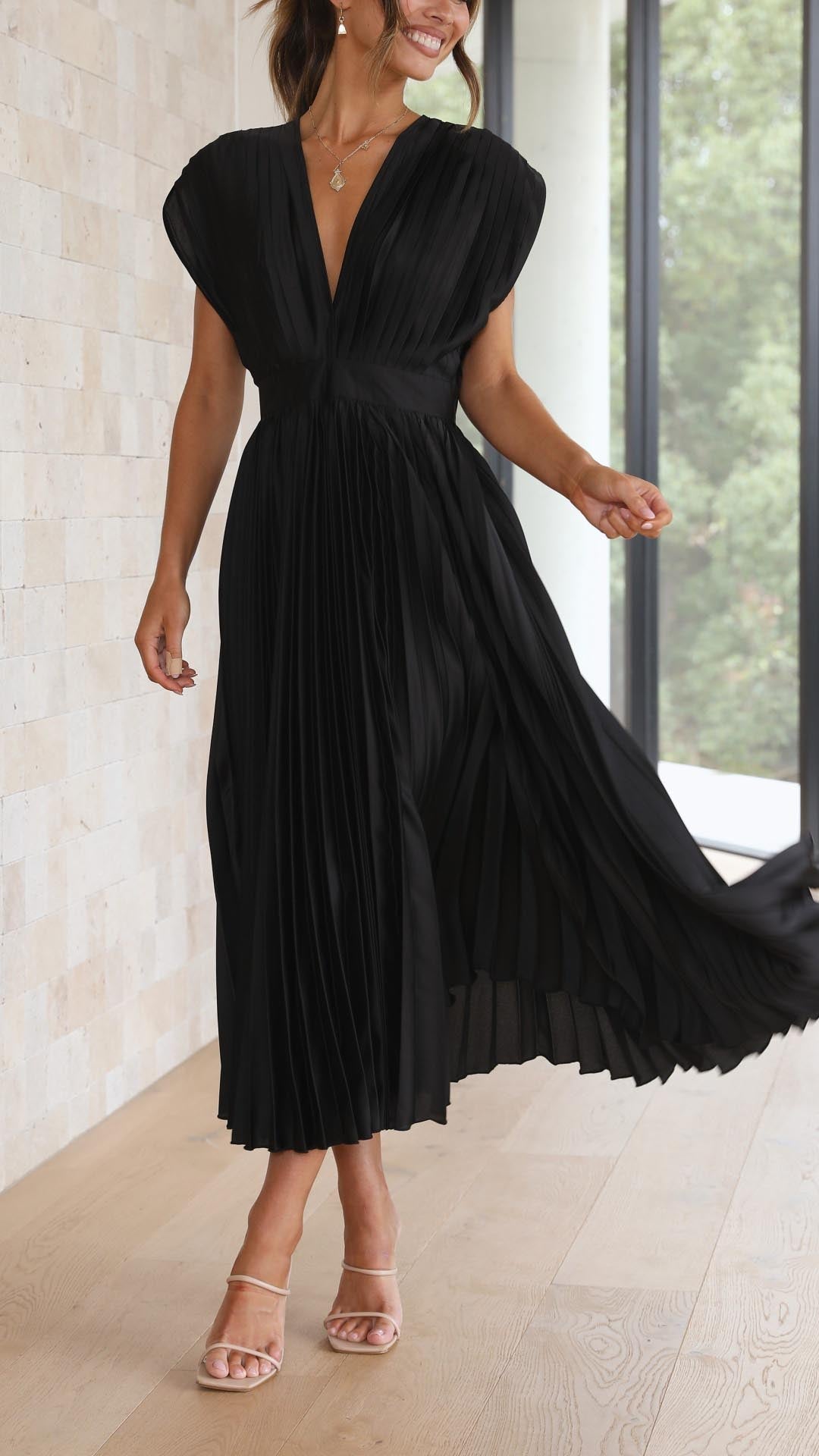 Damernas eleganta plisserade midi-klänning med V-ringning och ärmlös cap sleeve