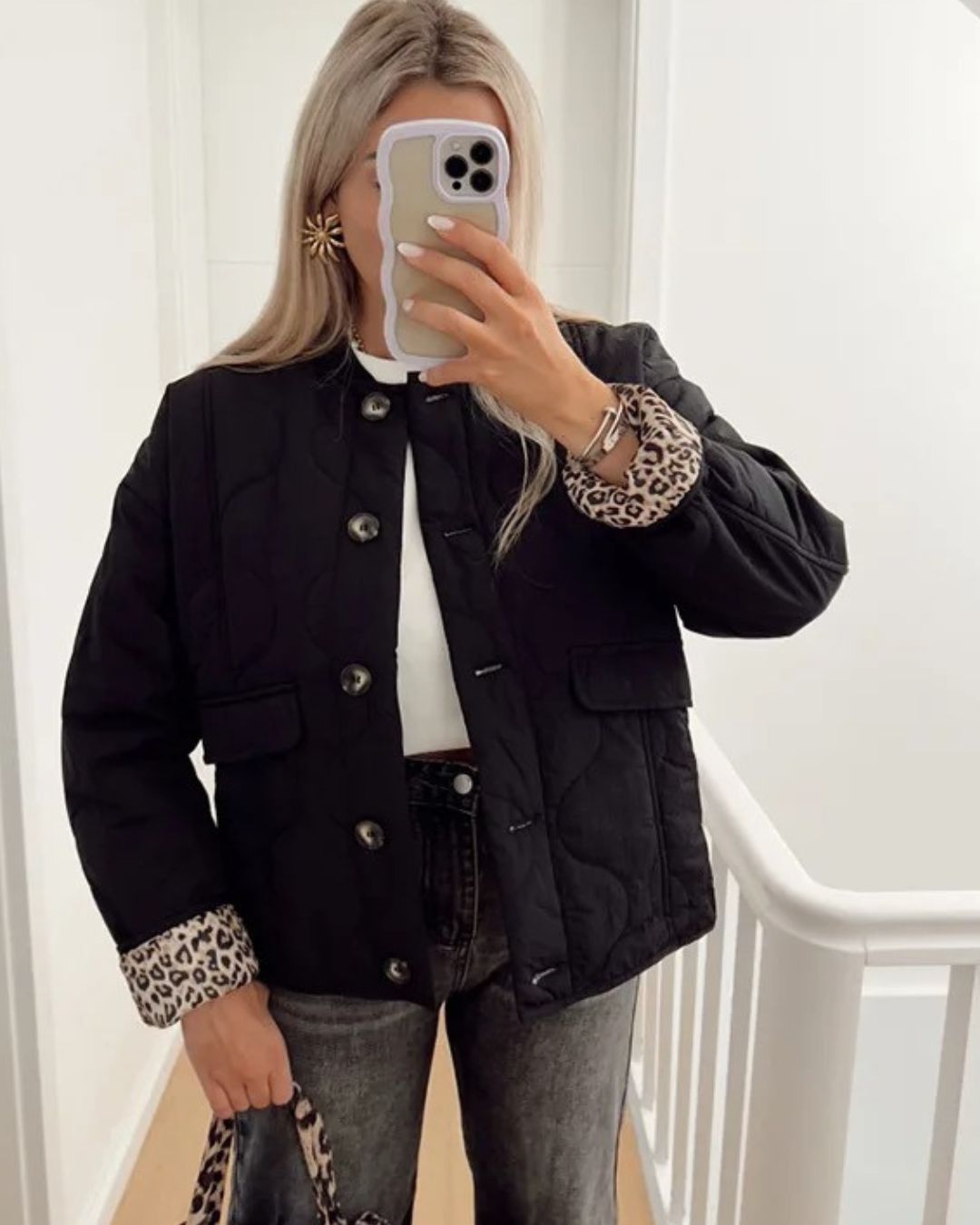 Quiltet jakke til kvinder med leopardprint på manchetterne og knaplukning foran