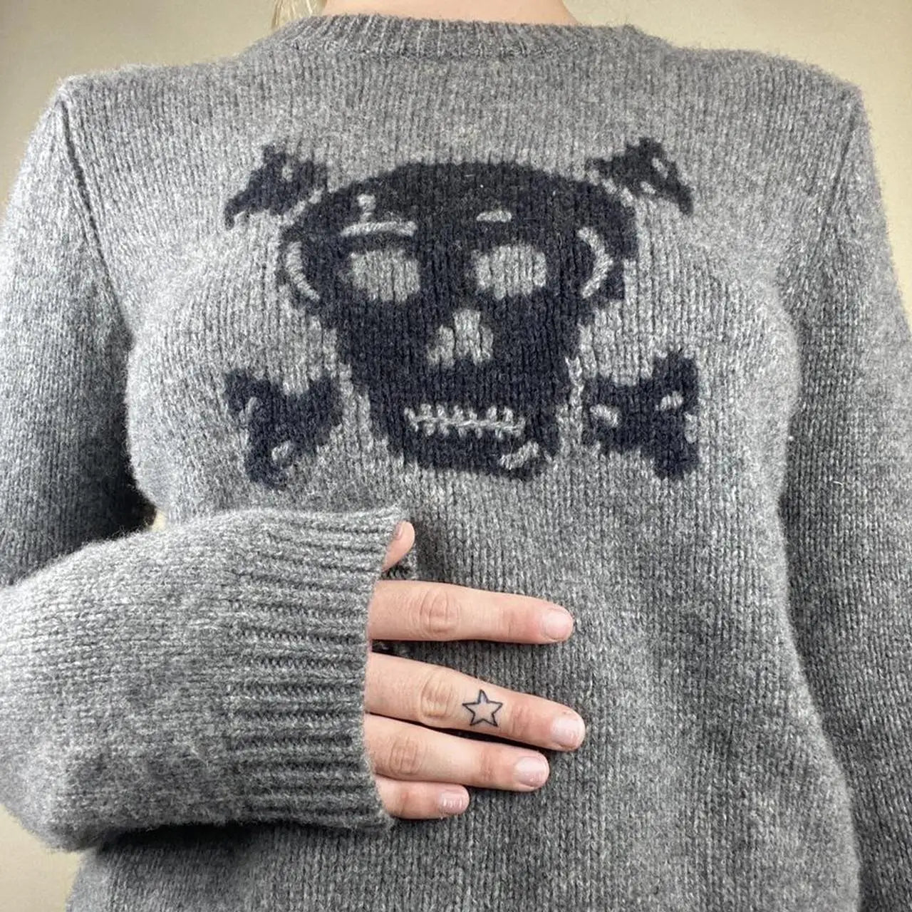 Damesweater med kraniemotiv og rund hals